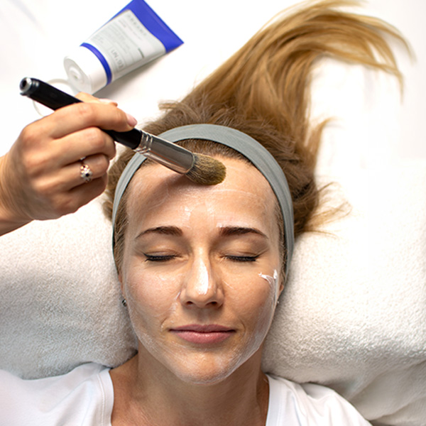 ��inn� zjednotenie t�nu pleti a zosvetlenie pigmentov�ch �kv�n